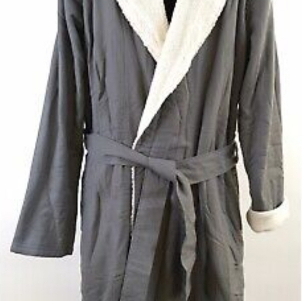 Robe - Picture 2 of 10